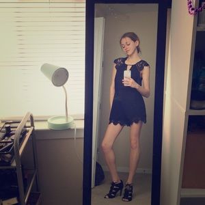 Short backless romper laced on shoulders